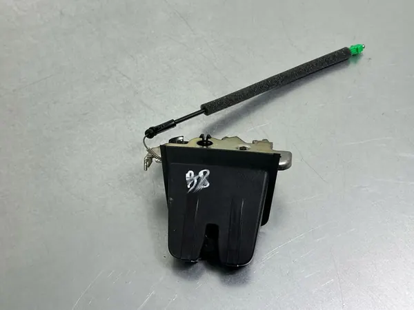 Volkswagen PASSAT B8 2016 Baklucka Lås image 5