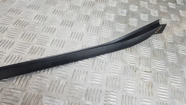 Framruta tätning höger OEM 9478898 BMW X1 U11 image 3