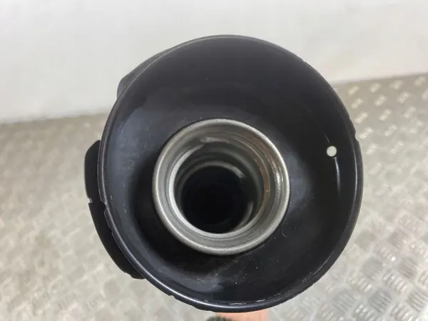 Pescoço de enchimento Nissan 370Z OEM 6T88 - Usado image 10
