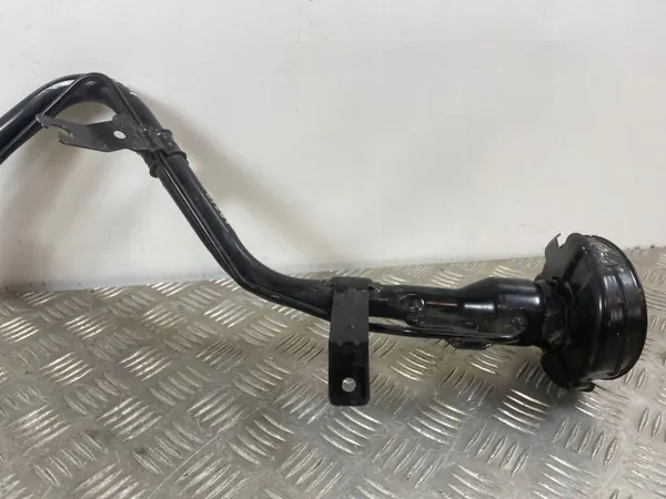 Pescoço de enchimento Nissan 370Z OEM 6T88 - Usado image 4