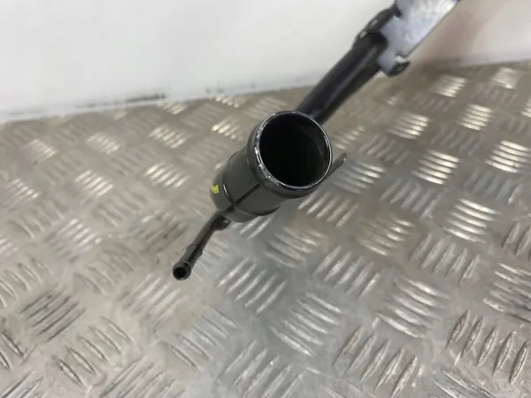 Pescoço de enchimento Nissan 370Z OEM 6T88 - Usado image 5