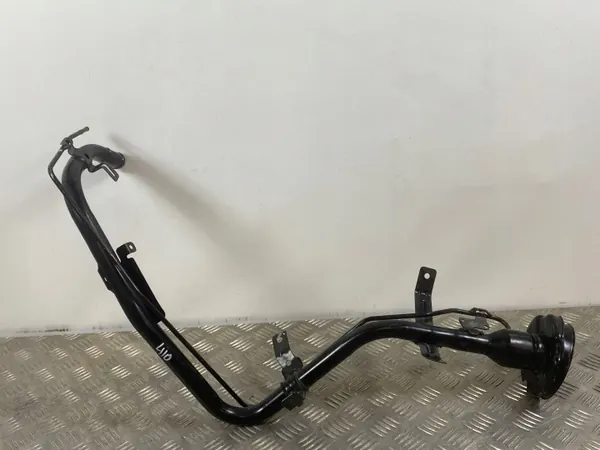 Pescoço de enchimento Nissan 370Z OEM 6T88 - Usado image 6