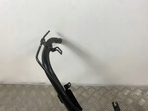 Pescoço de enchimento Nissan 370Z OEM 6T88 - Usado image 7