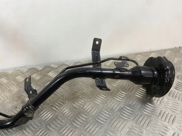 Pescoço de enchimento Nissan 370Z OEM 6T88 - Usado image 9
