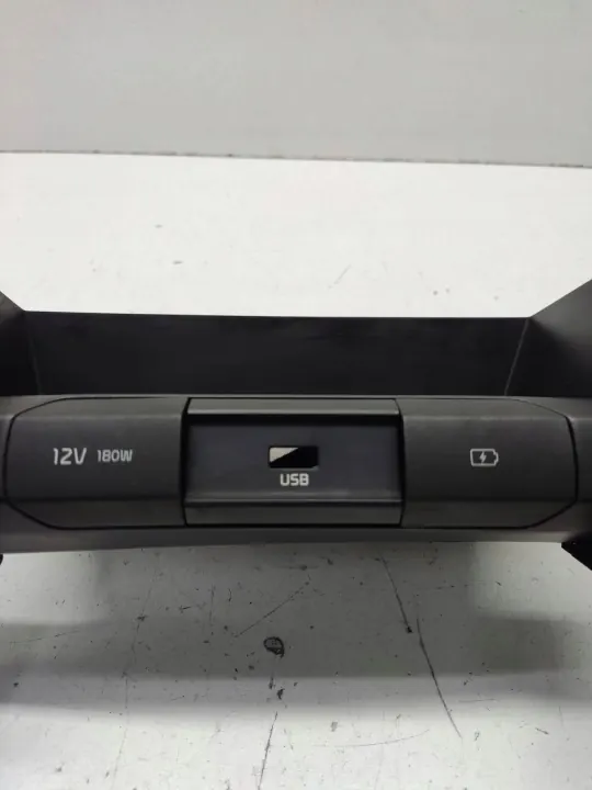 Tupakansytytin USB-pistorasia OEM 84682-J7000 image 3