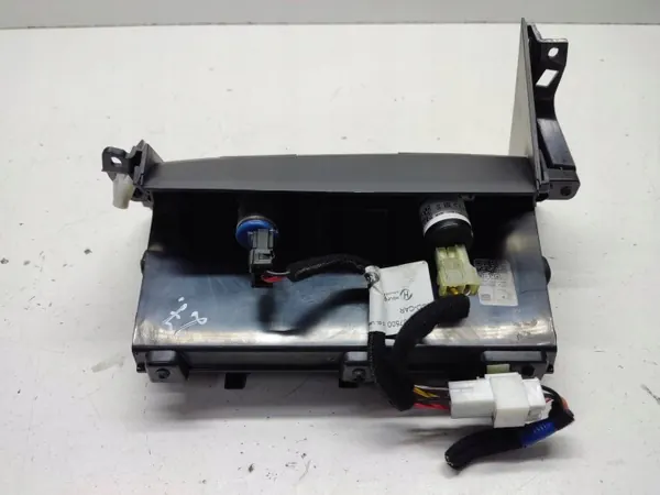 Tupakansytytin USB-pistorasia OEM 84682-J7000 image 7