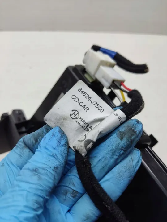 Tupakansytytin USB-pistorasia OEM 84682-J7000 image 8
