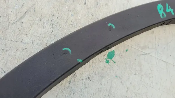 BMW X1 E84 Etu oikea lokasuojan lista image 5