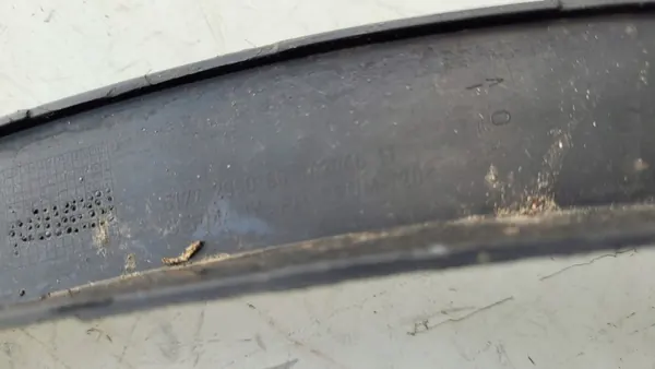 BMW X1 E84 Etu oikea lokasuojan lista image 9