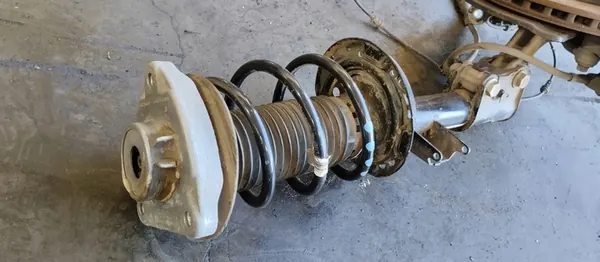 Vänster Främre McPherson Dämpare Mercedes B-Klass W246 image 5