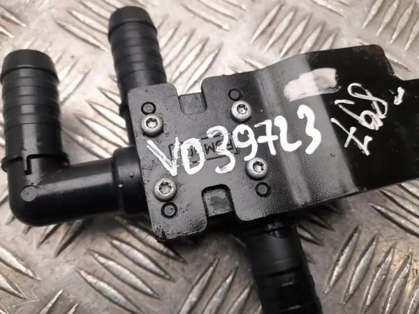 Pompe à eau Ford OEM L1M3-18C429-FBB Occasion image 3