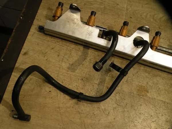 VOLVO S70 2.4 20V Polttoaineputki 1275194 image 6