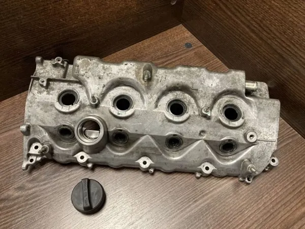 Couvercle de soupape Toyota OEM 1120127031 - État utilisé image 4
