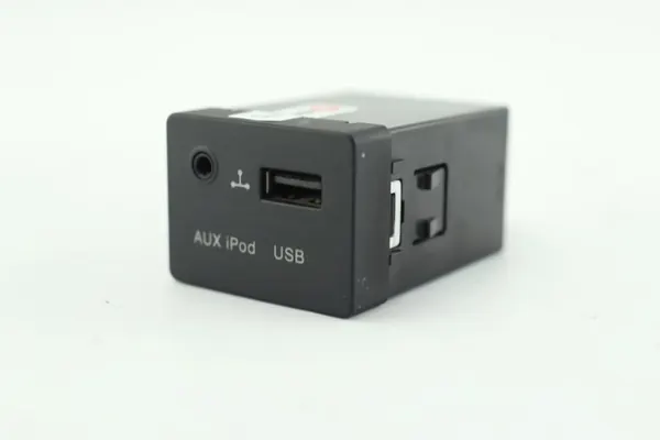 Tomada USB/AUX OEM 373363 para Kia Ceed 2009-2012 image 2