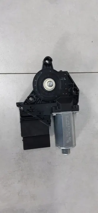 VOLKSWAGEN GOLF PLUS 05-14 Vasemman takaluukun moottori image 3