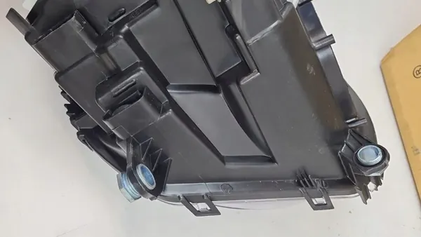 TYC 20-1111-05-2 Farol Direito image 8