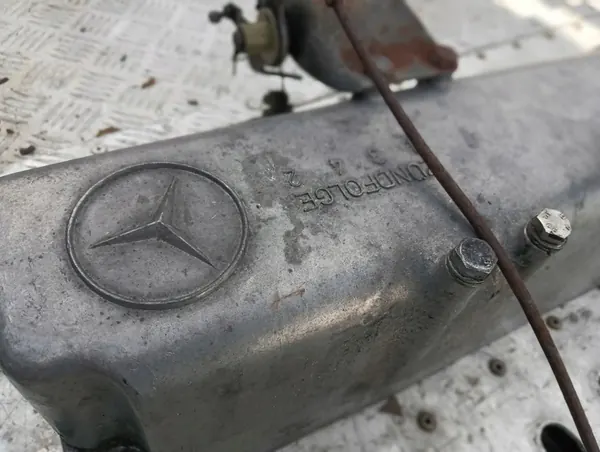 Ventildeksel Mercedes W123 2.4D R6160161105 image 3