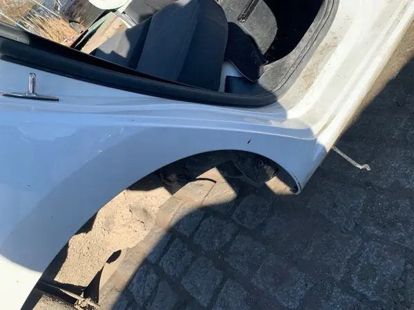 OEM VOLKSWAGEN UP oikea lokasuoja pylväällä image 3