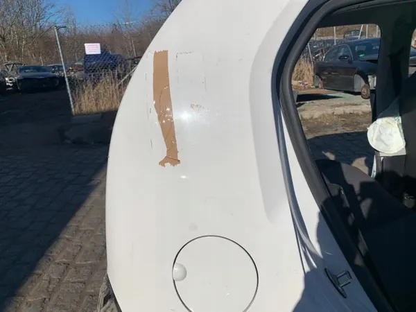 OEM VOLKSWAGEN UP oikea lokasuoja pylväällä image 4