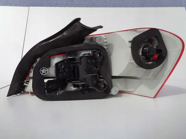 BMW OE Luz Trasera Izquierda E82 E88 06-11 7285641 image 4