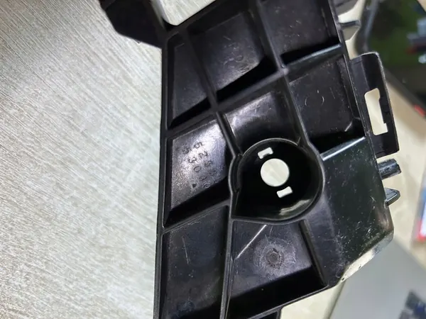 Suporte de para-choque dianteiro direito Lexus IS200T IS300H III image 3