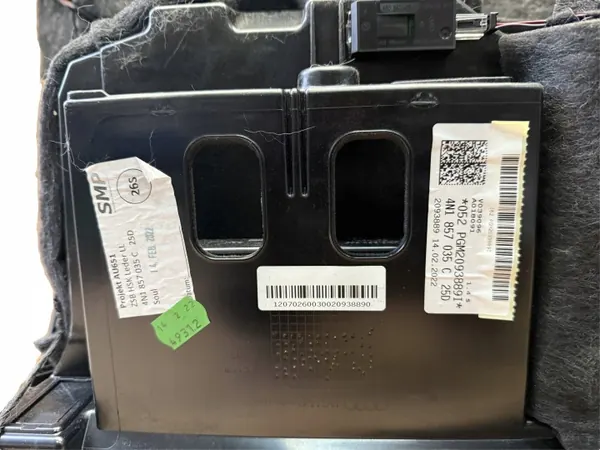 Audi A8 D5 Passagerarhandskfack OEM 4N1880035C image 5