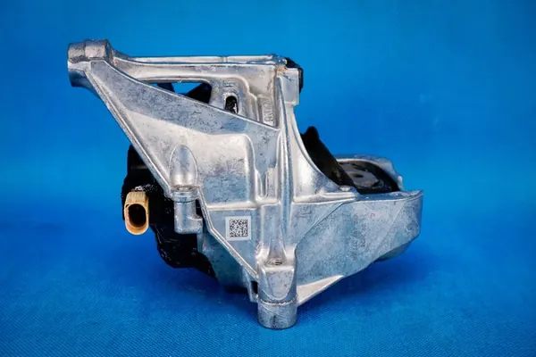 Vasen moottorituki Audi A6 4K C8 A7 4K8 2.0TFSI 4M0199371GH image 4