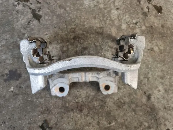 OEM 68385235AA Montagem Grampo Traseiro Esquerdo Jeep Wrangler image 3