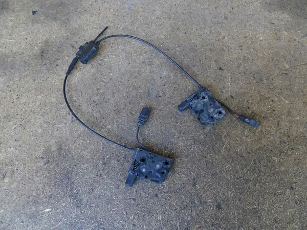 AUDI Q3 8U Motorhuv Lock Komplett 8U0823509 image 2