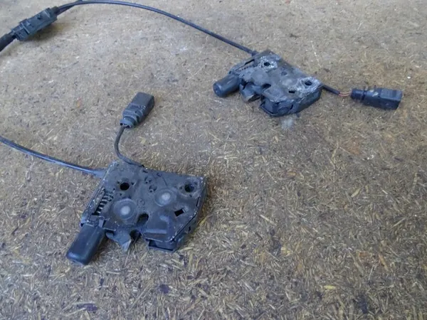 AUDI Q3 8U Motorhuv Lock Komplett 8U0823509 image 3