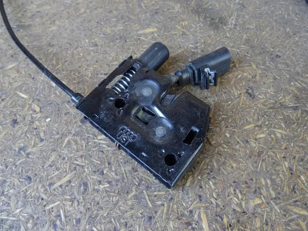 AUDI Q3 8U Motorhuv Lock Komplett 8U0823509 image 7