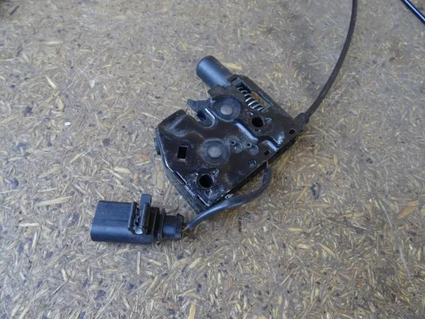 AUDI Q3 8U Motorhuv Lock Komplett 8U0823509 image 8