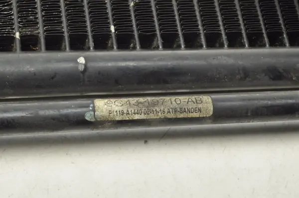 Ilmastointisäteilijä Aston Martin Vantage 4.7 OEM 9G43-19710-AB image 10