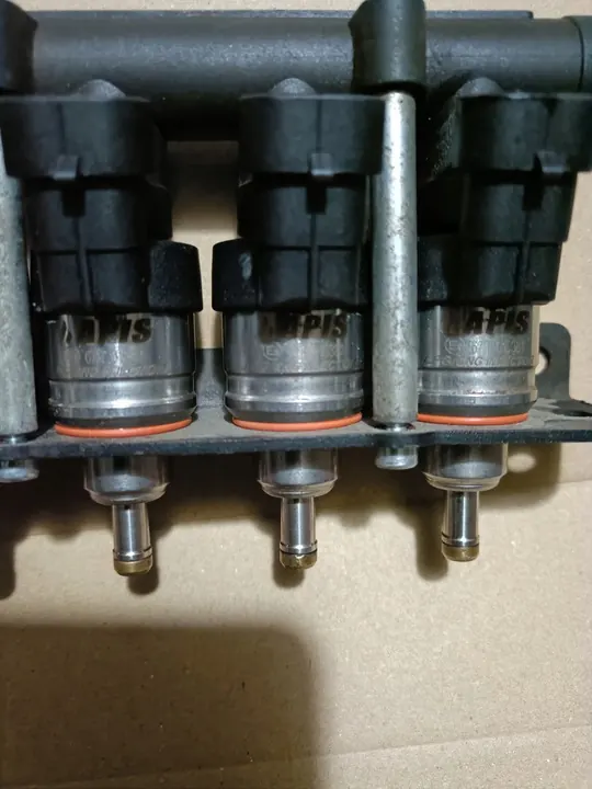 Rampe d'injecteurs Acon Apis Nettoyée Ultrason image 3