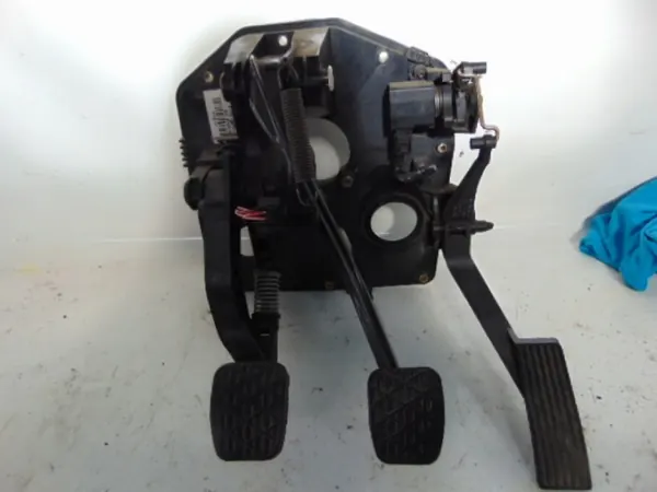 Pédales Mercedes OEM A1682902601 - État Utilisé image 2