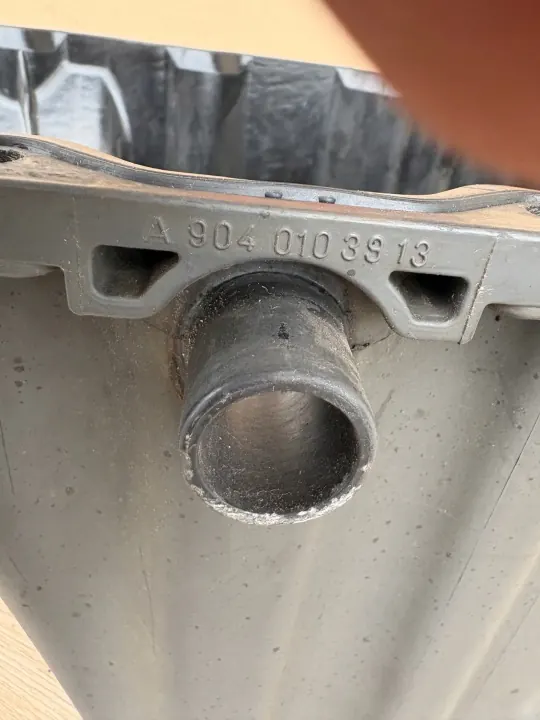 Cárter de aceite Mercedes Atego OEM A9040103913 - Usado image 6