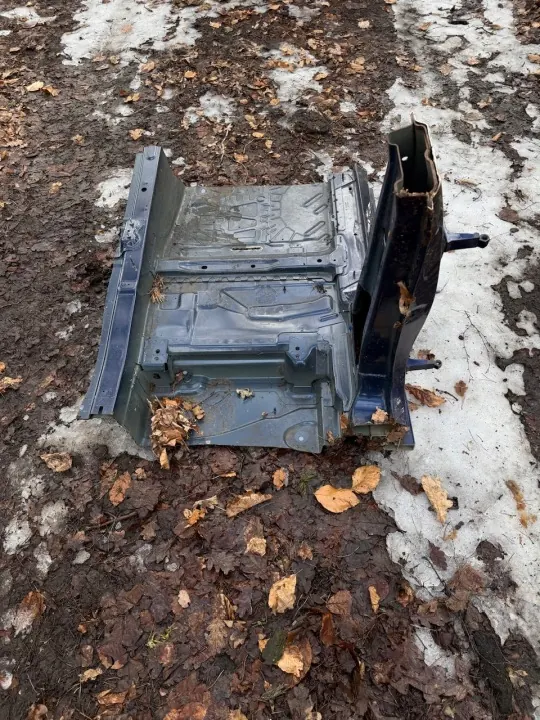Porsche Taycan Oikea Keskituki OEM 9J 0000 555 image 3