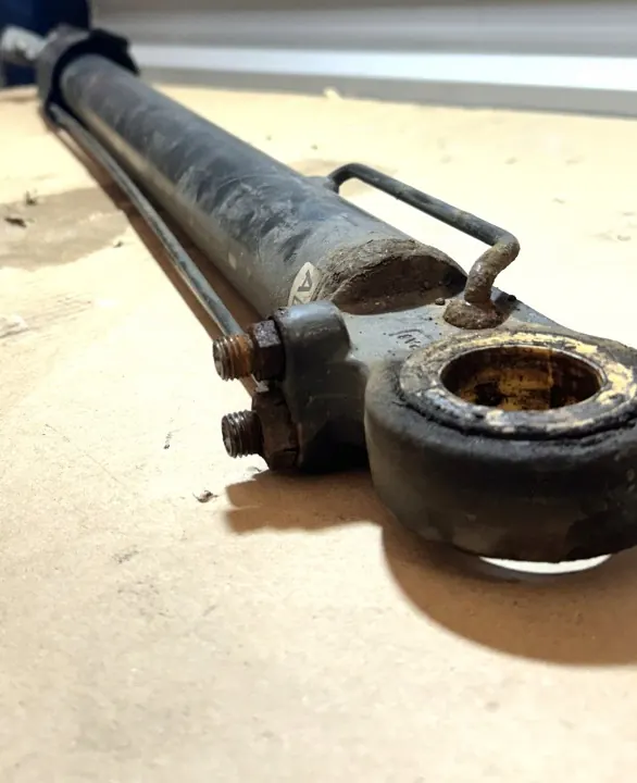 Mercedes Actros MP4 ohjaamonnostosylinteri OEM A0035534005 image 3