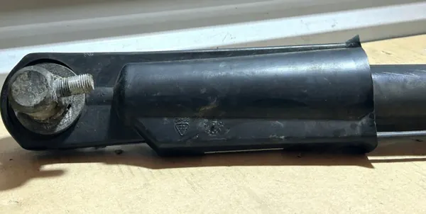Mercedes Actros MP4 ohjaamonnostosylinteri OEM A0035534005 image 4
