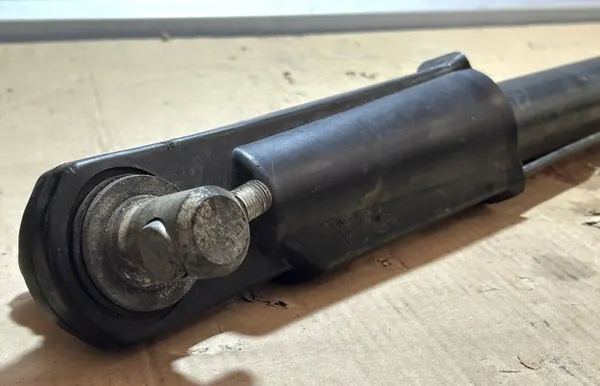 Mercedes Actros MP4 ohjaamonnostosylinteri OEM A0035534005 image 6