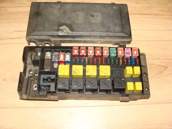 Sulakelaatikko OEM 2.5 TD5 Land Rover Discovery 2:lle image 2