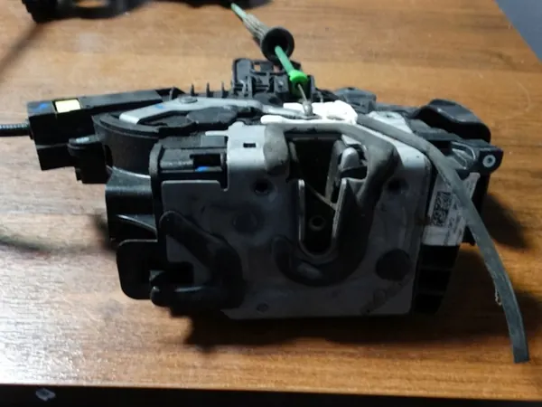 Bakre högra dörrlåsset Mercedes W205 image 2