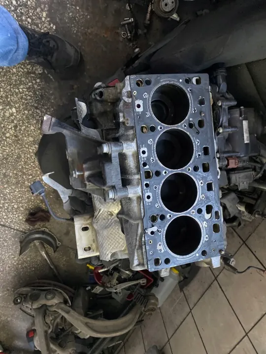 Bloc Moteur Audi DFB 2.0 TDI OEM 105L103023 image 3