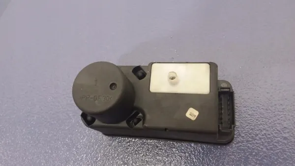 VW Passat B4 Zentralverriegelungspumpe OEM 1H0962257G image 3