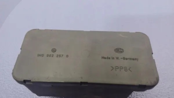 VW Passat B4 Zentralverriegelungspumpe OEM 1H0962257G image 4
