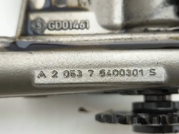 Bomba de óleo Mercedes-Benz OEM A205376400301 - Usada image 8