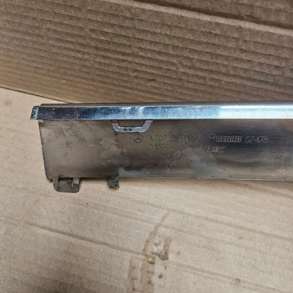 Mercedes-Benz E-Class Coupe C207 Framskärmslist A2078850974 image 2