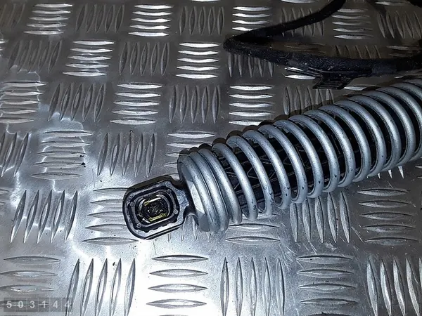 Support de coffre arrière BMW 5 Series F10 2012 image 2