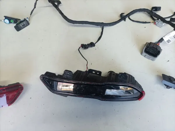 Volvo EX30 linker achter mistlamp OEM 80000424 image 3