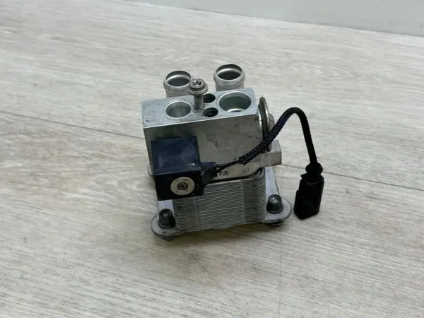 Porsche AC-kylarventil OEM 97057348100 - Begagnad image 7